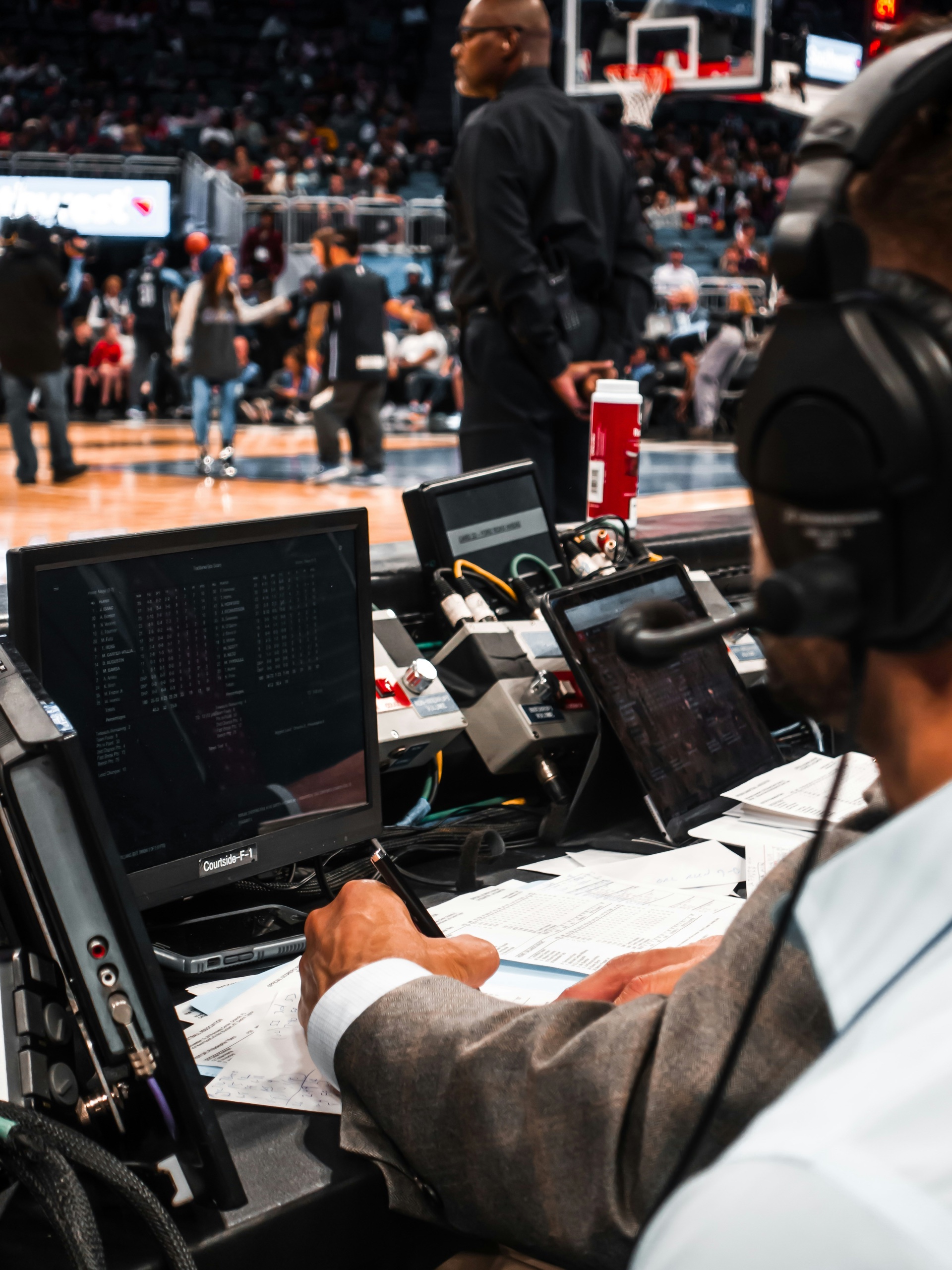 Courtside-Regie bei einer professionellen Sportproduktion