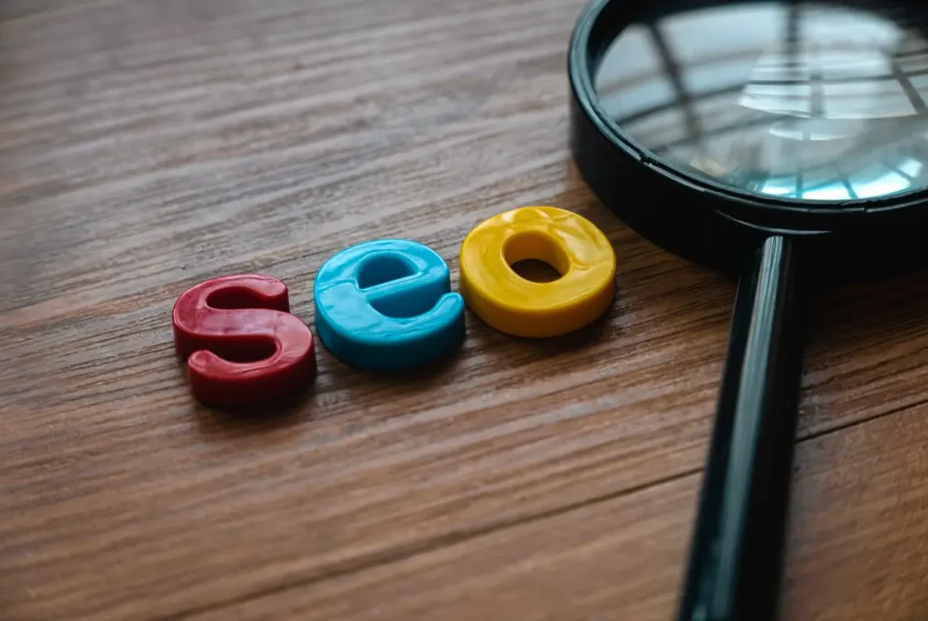 SEO-Schriftzug neben einer Lupe