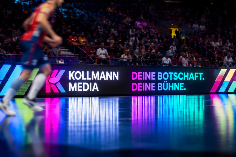 Farbige LED-Bandenwerbung von Kollmann Media bei einem Sportevent